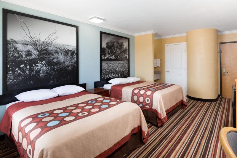 Double Room with Two Double Beds - Smoking image 2