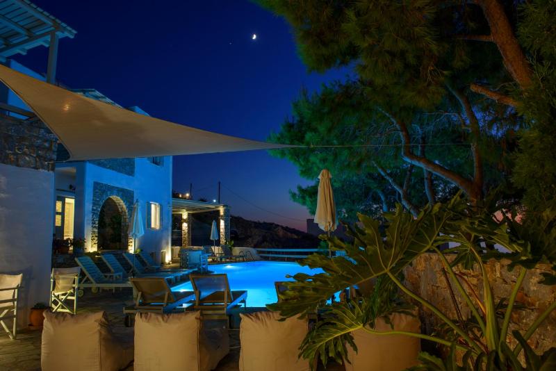 Double Room with Pool View image 1