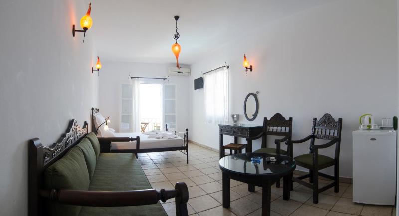 Double Room with Pool View image 4