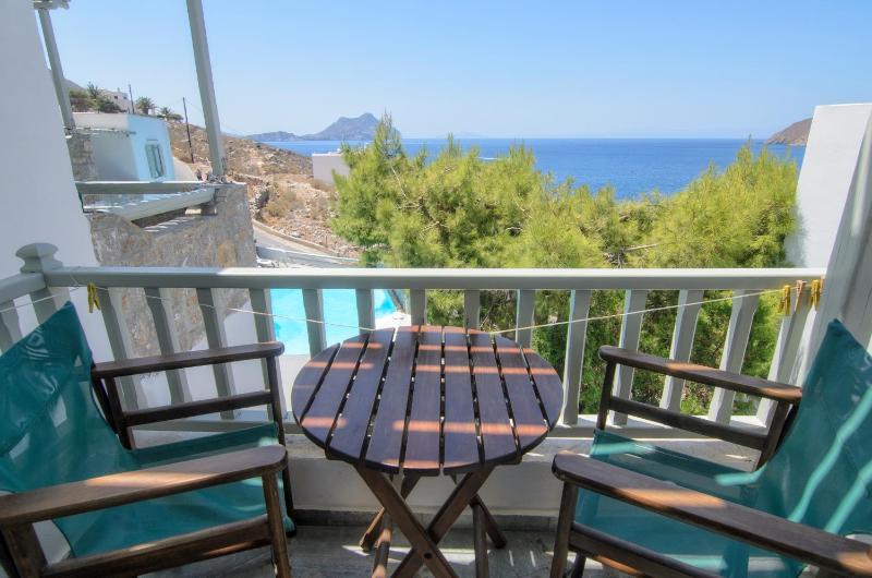 Double Room with Balcony and Sea View image 3