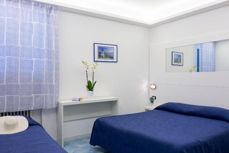 Triple Room with Sea View image 4