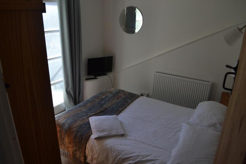 Double Room image 3