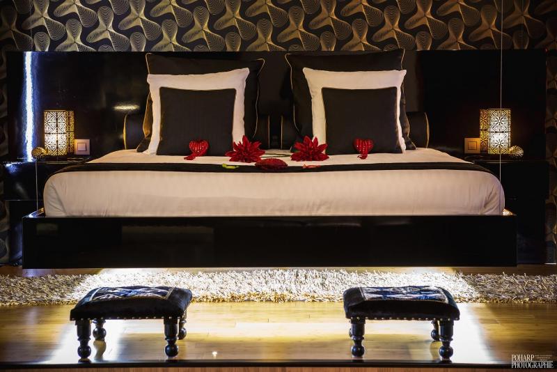 Deluxe Suite with Spa Bath image 2