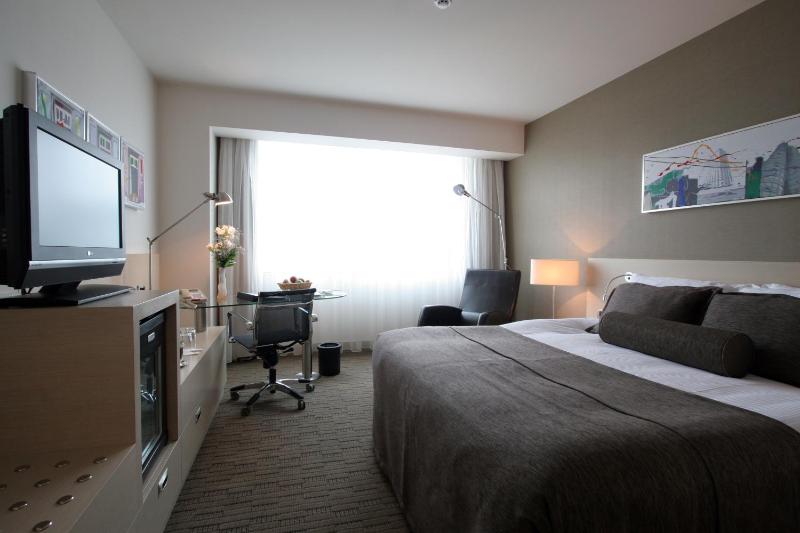 Standard Double Queen Room image 3