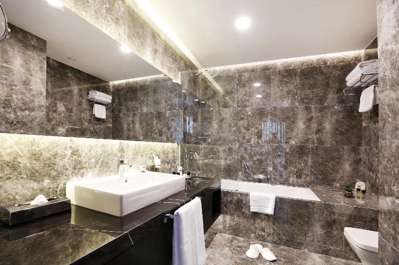 Honeymoon Suite image 3