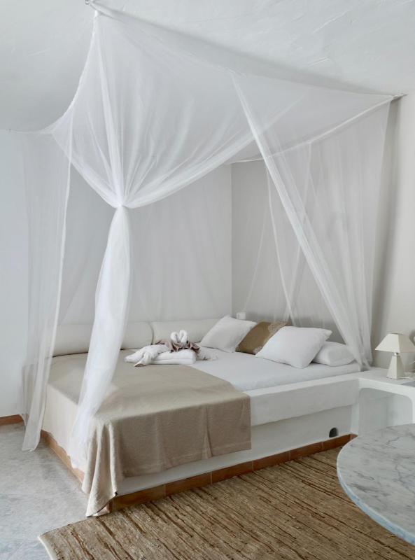 Studio (2 Adults) image 1