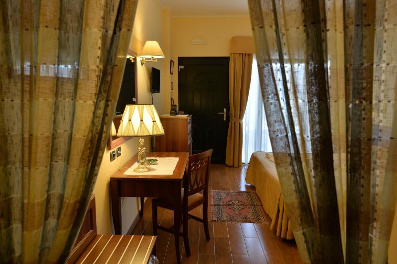Double or Twin Room image 4