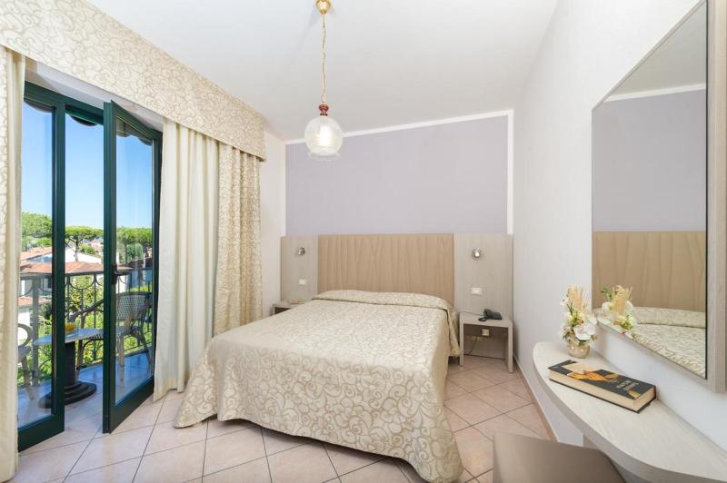 Double Room with Balcony image 2