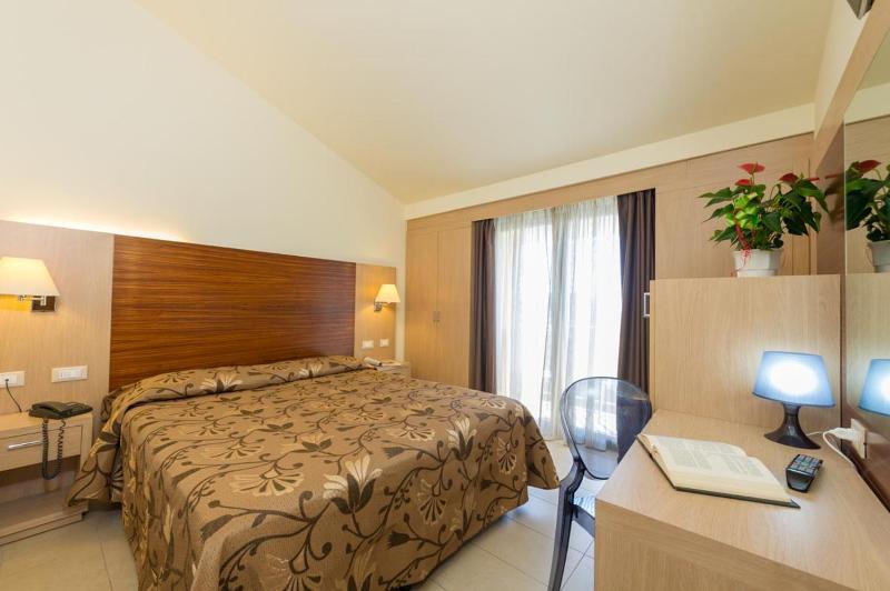 Double Room with Balcony image 3