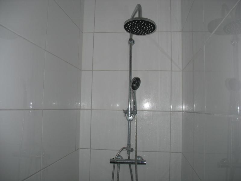 Basic Triple Room with Shared Bathroom image 4