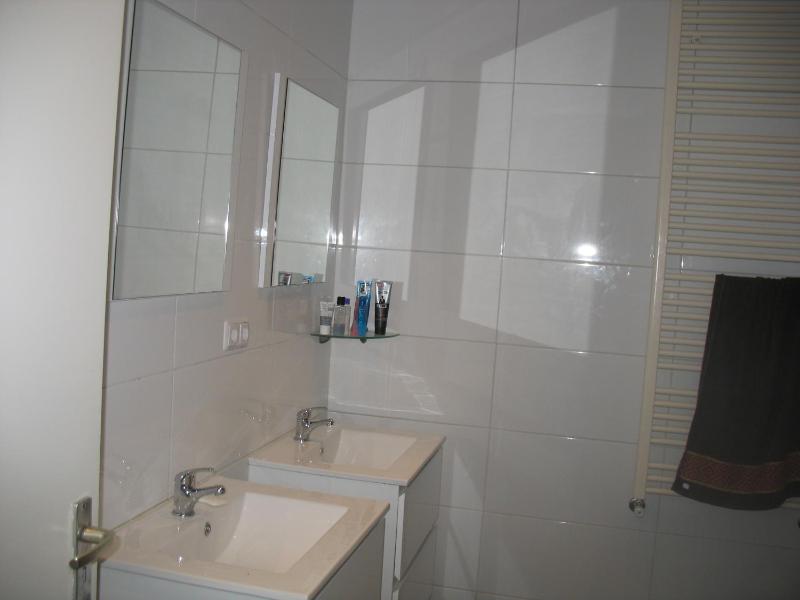 Basic Triple Room with Shared Bathroom image 3