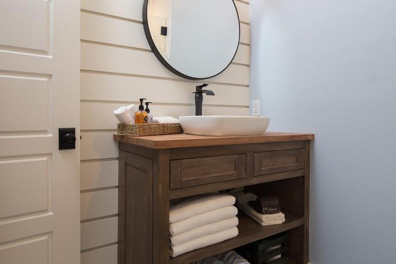 Deluxe King Suite image 4
