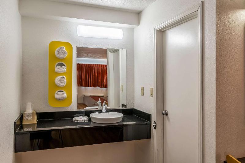 King Room - Non-Smoking image 2