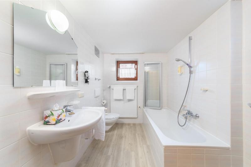 Double Room image 4