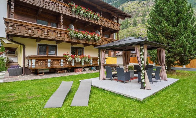 Standard Triple Room with Balcony image 4