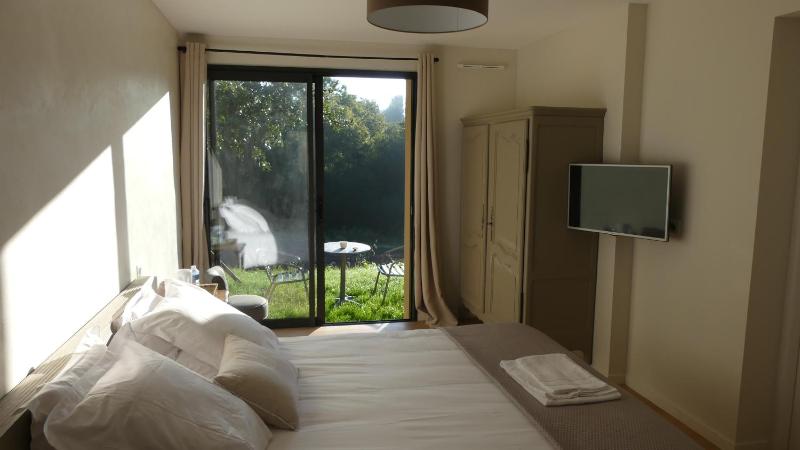 Queen Room - Disability Access image 2
