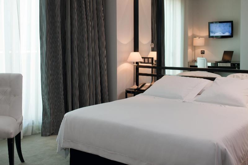 Superior Double or Twin Room with Balcony image 2