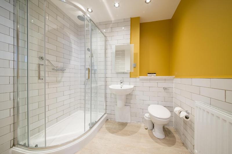 Triple Room with Shower image 3