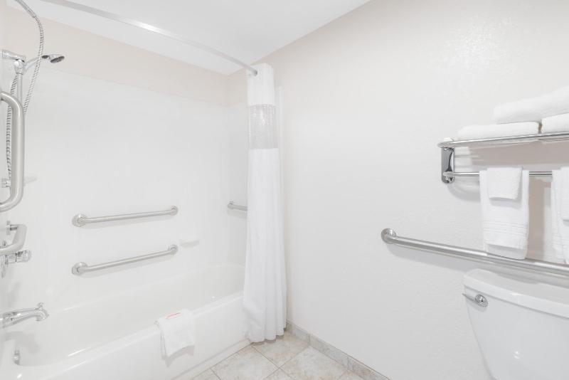 Queen Room with Bath Tub - Mobility Accessible/Non-Smoking image 2