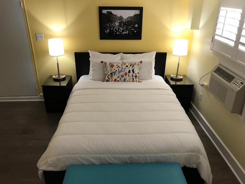 Deluxe Queen Suite image 3