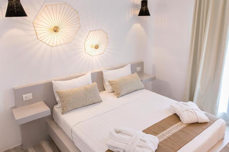 Deluxe Suite with Sea View image 2