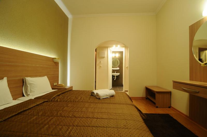 Twin Room image 3