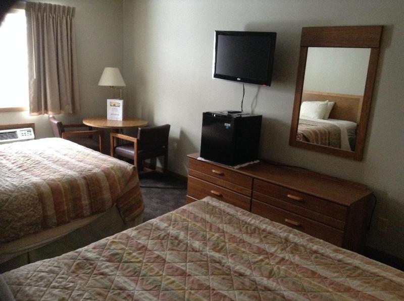 Queen Room with Two Queen Beds image 3