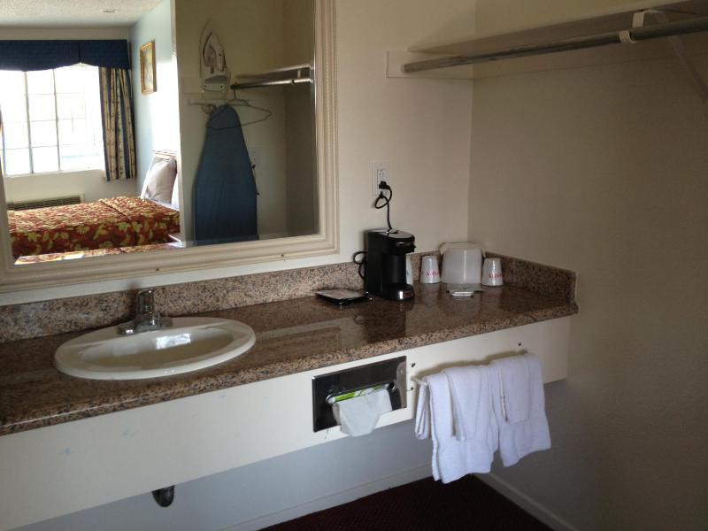 Queen Room - Non-Smoking image 2