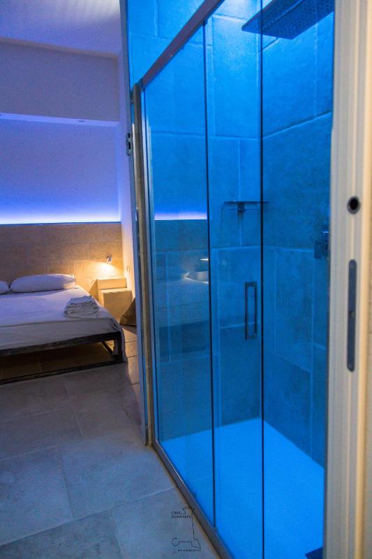 Deluxe Double Room with Balcony and Sea View image 3