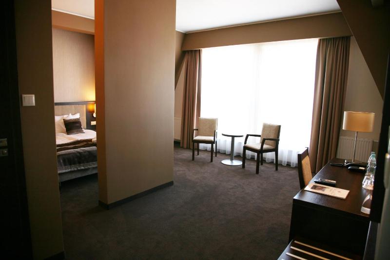 Deluxe Quadruple Room image 3