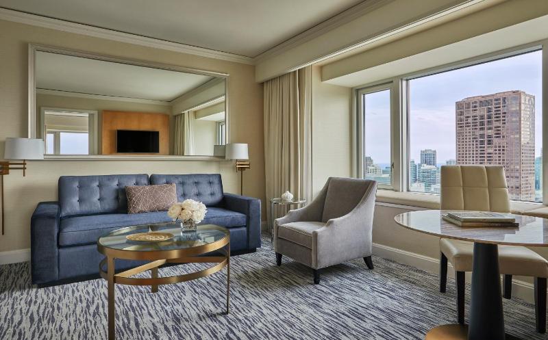 Executive King Suite with City View image 4