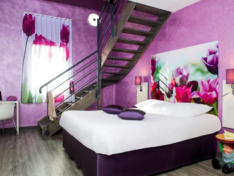 Standard Family Suite with One Double Bed and Twin Beds image 2