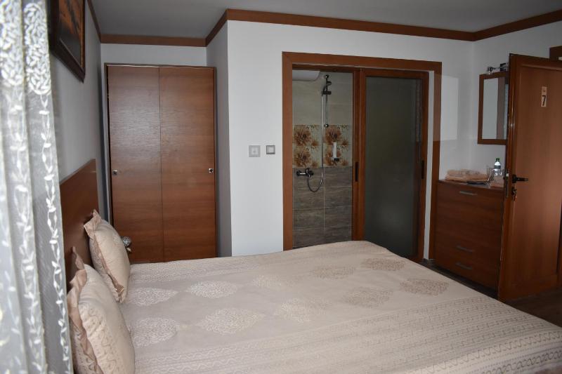 Large Double Room image 3