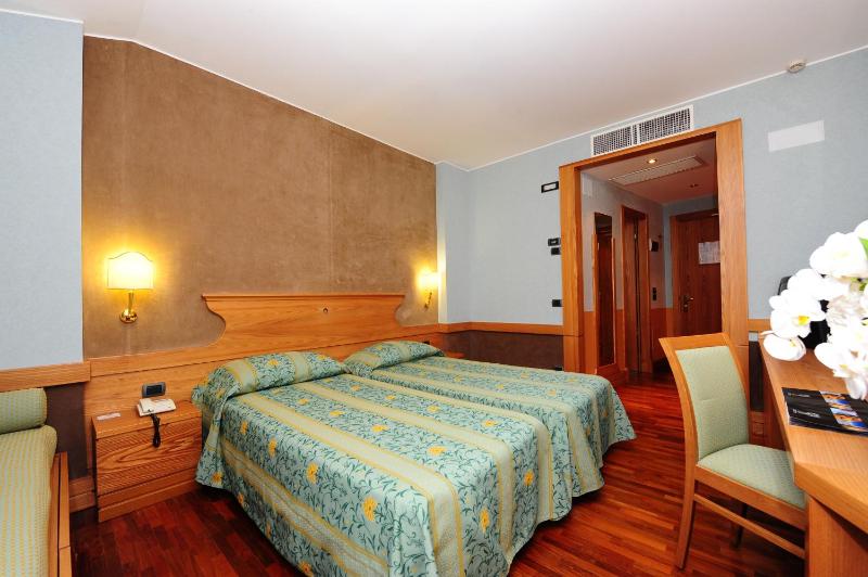 Classic Double or Twin Room image 4