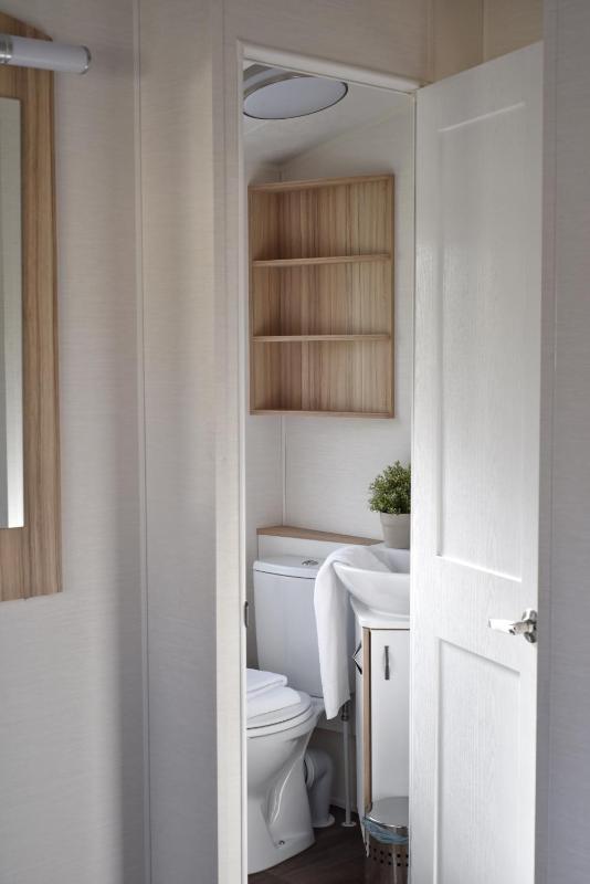 Mobile Home - Bed linen/Towels/Cleaning are not included image 3