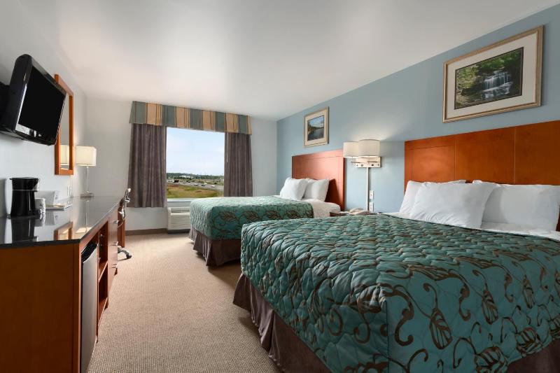 Queen Room with Two Queen Beds - Non-Smoking image 3
