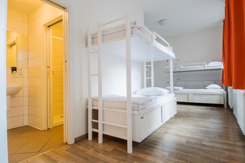 Bed in 6-Bed Mixed Dorm Ensuite image 1