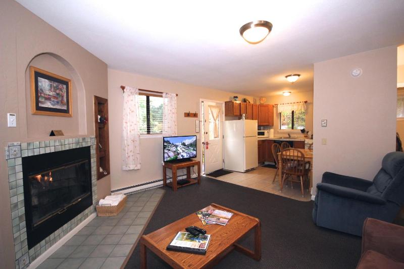 One-Bedroom Cottage with Hot Tub and River View image 2