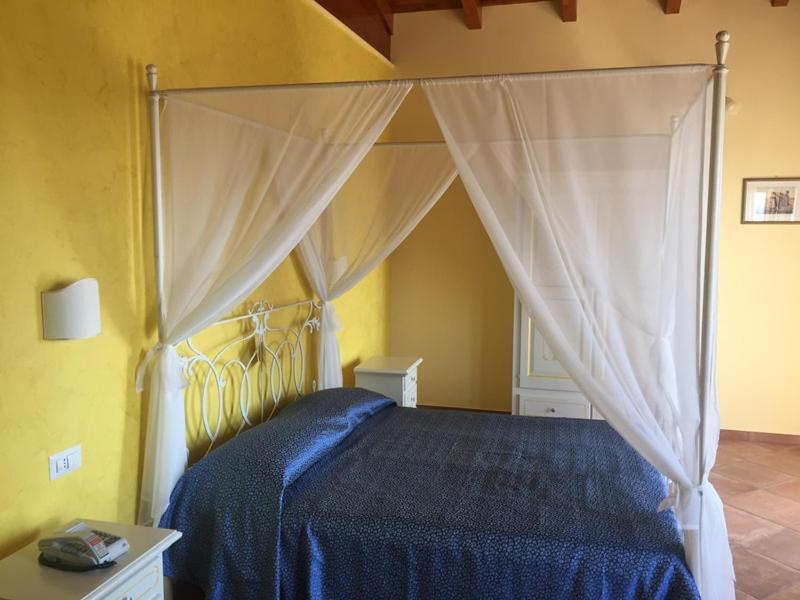 Superior King Room image 3