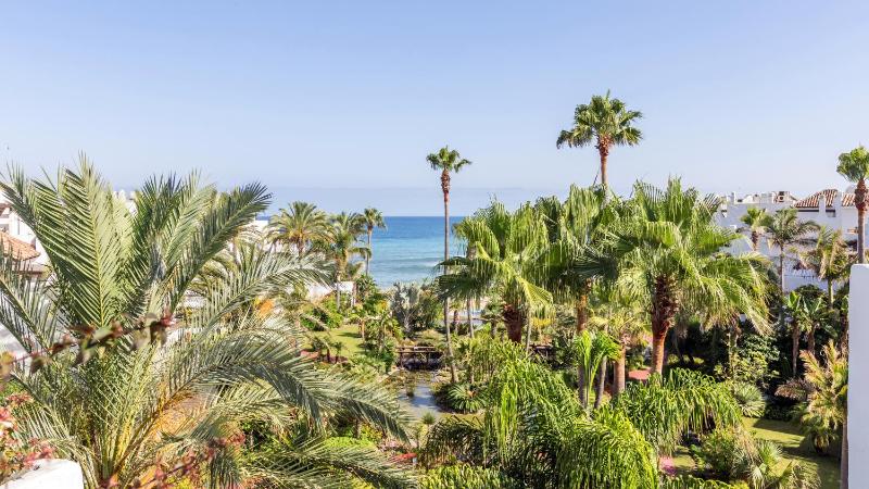 Deluxe Three-Bedroom Penthouse with Sea View image 1