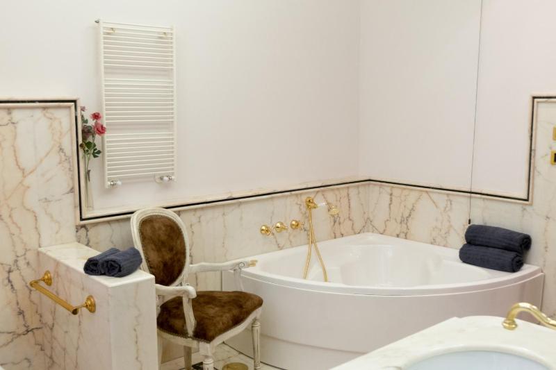 Double Room with Spa Bath image 3