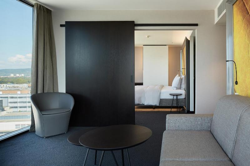 Suite with Lounge Access image 3