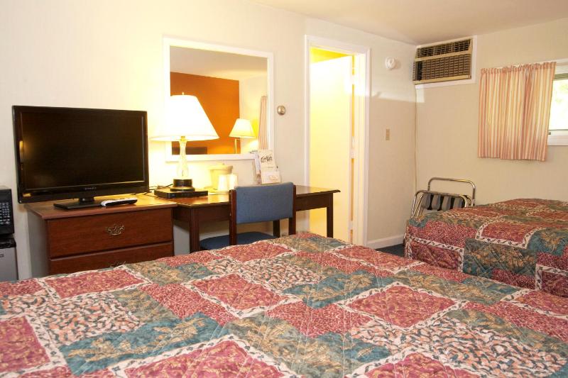 Queen Room with Two Queen Beds image 3