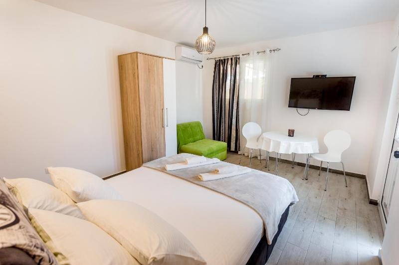 Studio Apartment image 2