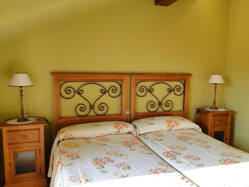 Twin Room with Extra Bed image 2