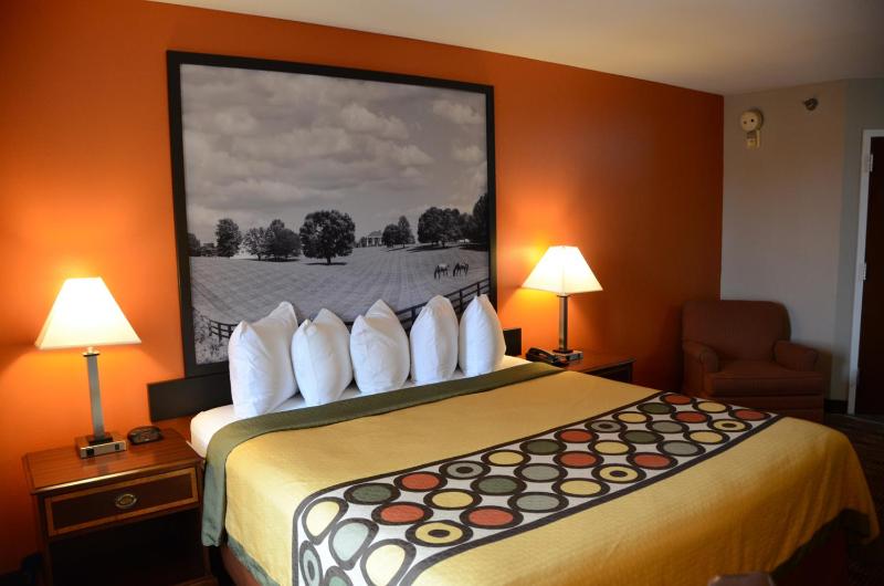 Super 8 by Wyndham Louisville/Expo Center - image 20