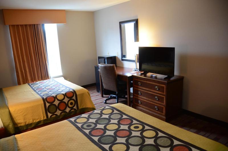 Super 8 by Wyndham Louisville/Expo Center - image 2