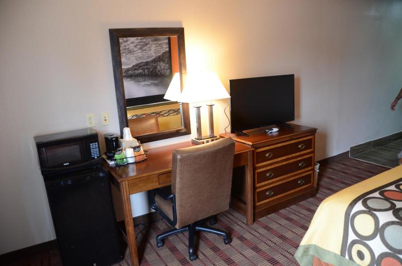 Super 8 by Wyndham Louisville/Expo Center - image 17