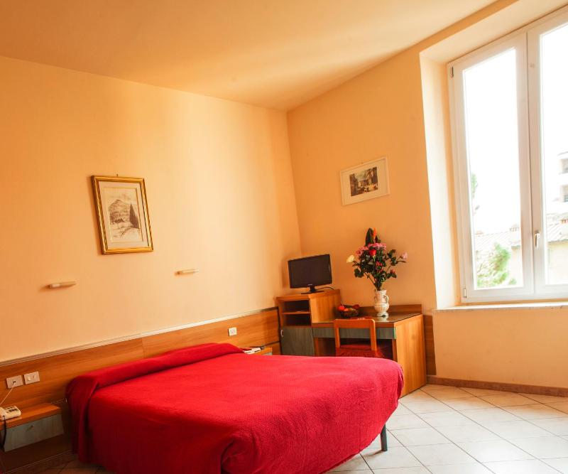 Double Room with Balcony image 4