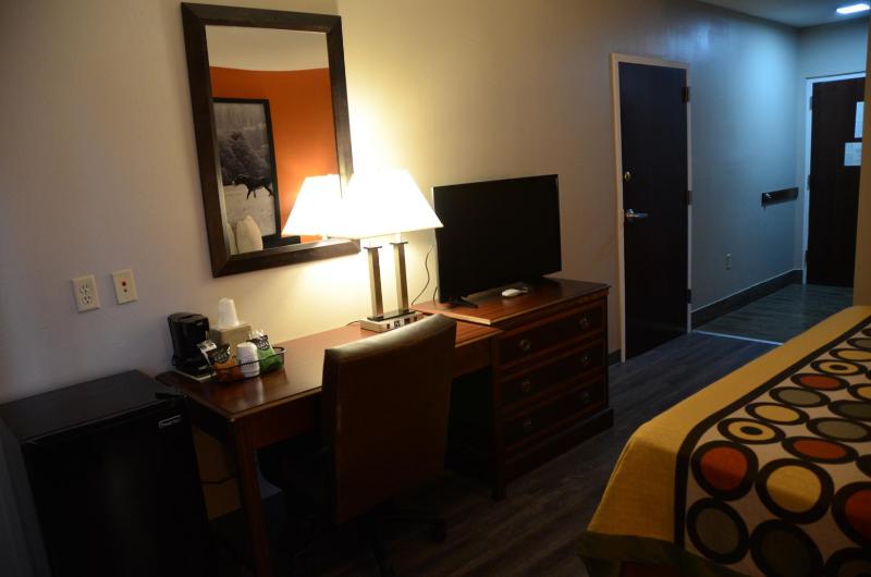 Super 8 by Wyndham Louisville/Expo Center - image 26